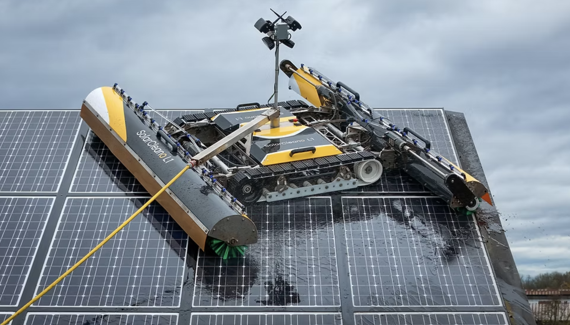 Robotizált napelempark tisztítás